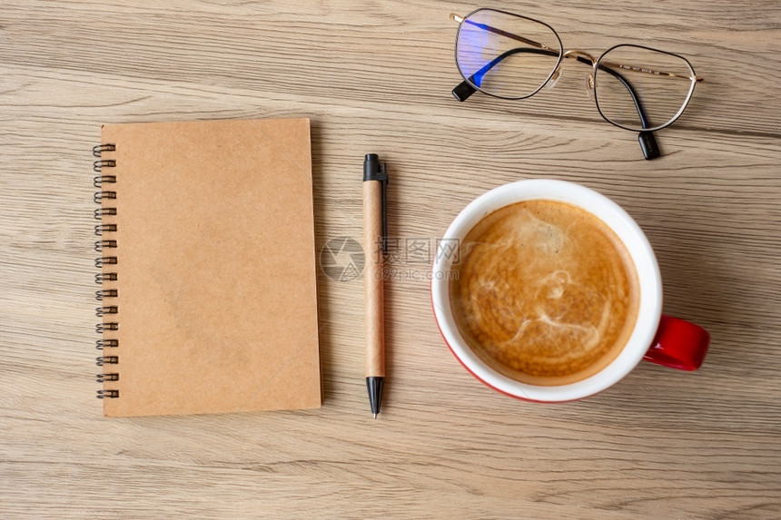 商业管理组织者木板上空白笔记本和咖啡杯动机决议清单战略和计划概念图片