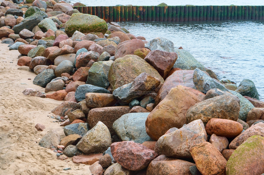 海滩加里宁格勒岸上的石脊一大堆巨海岸上的脊高图片