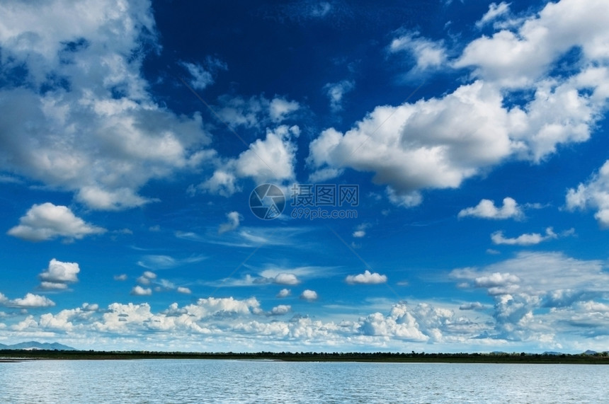 季节多云蓝色天空有和沼泽地漂浮图片