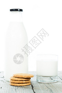 装有饼干和白背景的新鲜牛奶瓶装乳糖活力玻璃图片