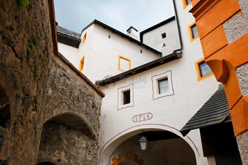 历史结石奥地利萨尔茨堡Hohensalzburg城堡的塔和墙壁蓝色图片