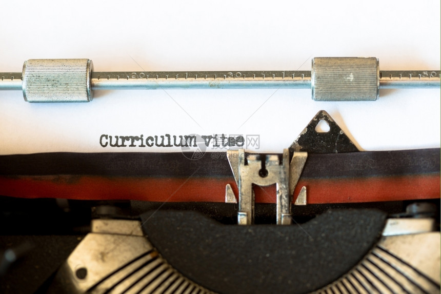 旧式打字机上面写着复发的文字恢优质故事图片