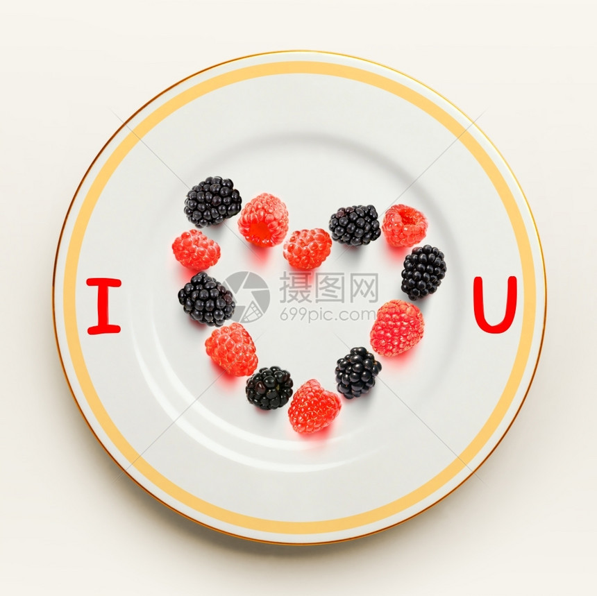 餐厅白盘上覆盆子和黑莓的心盘一世图片