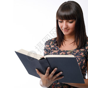 一位年轻女阅读圣经的肖像青年眼睛教育图片