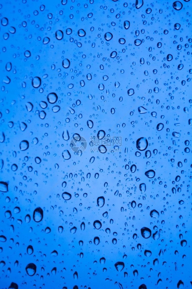 新鲜的玻璃上水滴雨冷凝图片