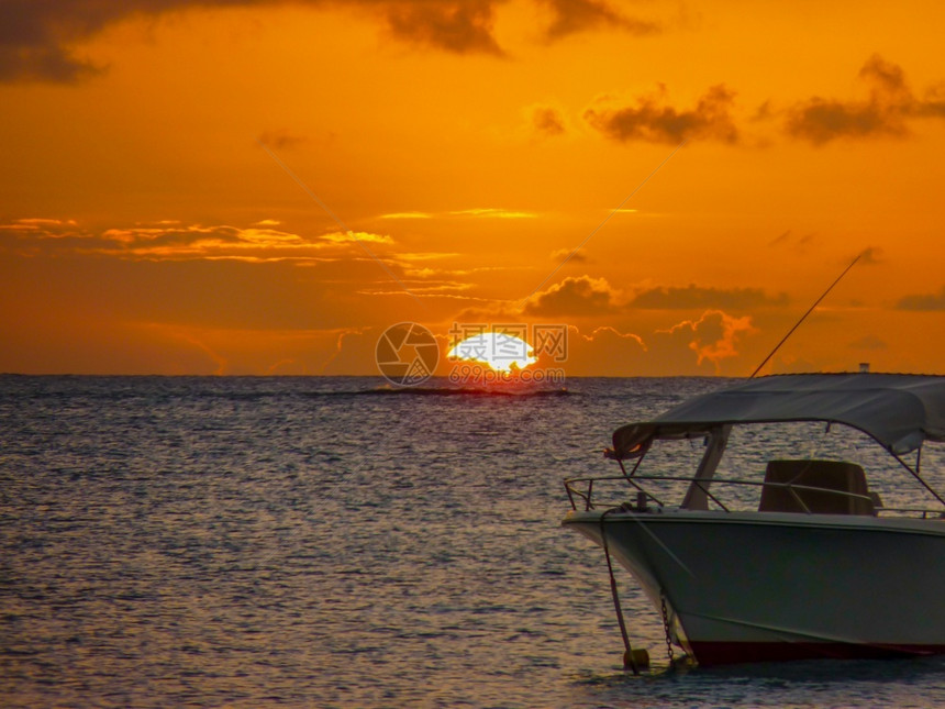 毛里求斯岛GrandBaie印度洋的日落浪漫海滩船图片