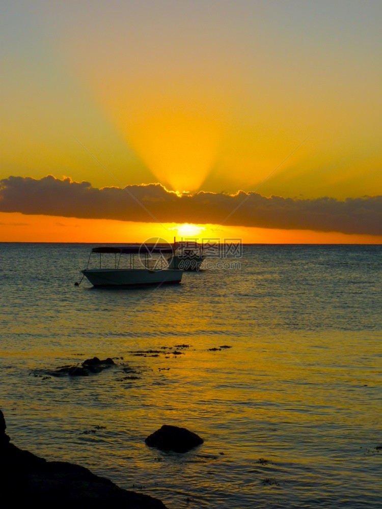 异国情调美丽的假期毛里求斯岛GrandBaie印度洋的日落图片