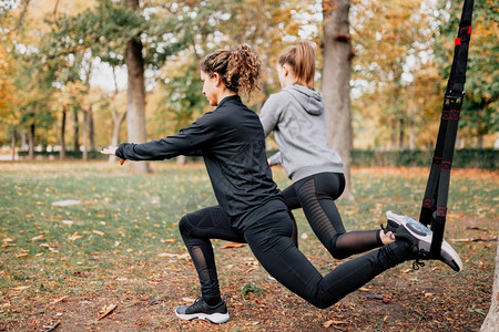 公园运动健身的青年女性图片