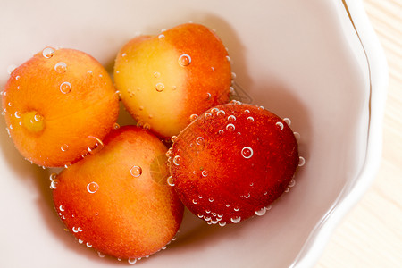 可口红色的煮熟黄甜樱桃蜜的夏天浆果樱桃洗水池收成图片