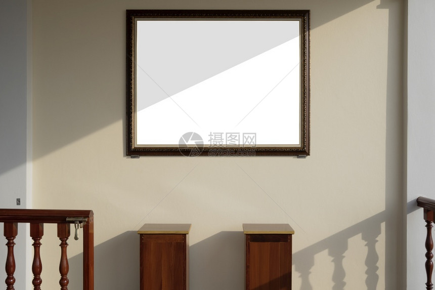 家棕色的框架古老黄金水泥墙上空白照片框表面的阳光和阴影上面有2个木制摊子的一部分用温暖的音调风格内部建筑概念进行巴勒斯贸易图片
