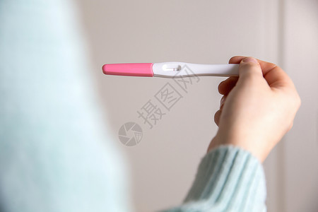 使用验孕棒测试的女性图片