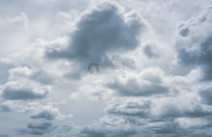 黑暗的戏剧天空和灰色的云彩万圣节背景和抑郁概念暴风雨的天空悲伤和喜怒无常的天空Cloudscape雨前的多云天空绝望和的概念环境图片