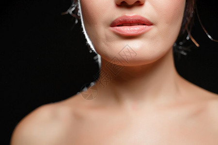 女性唇部护理图片