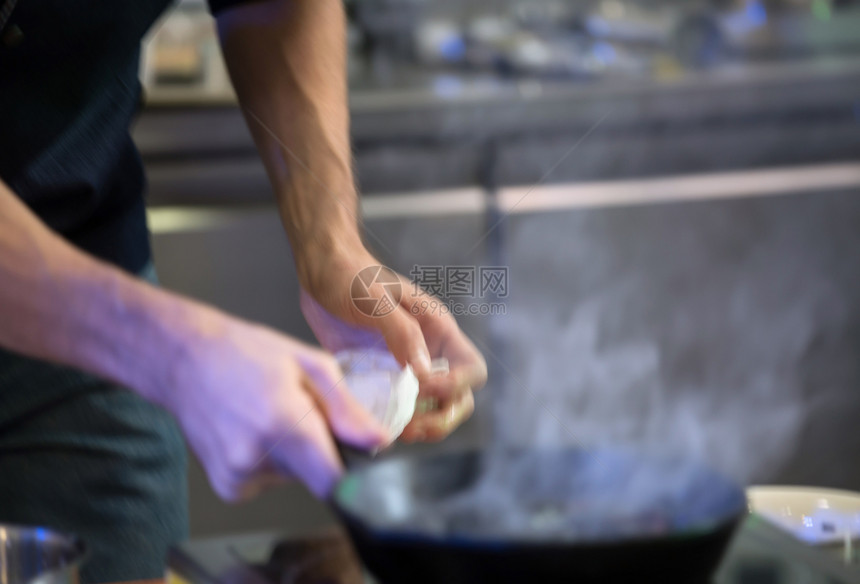 面包店准备产品期间厨师的手有选择地聚焦拍摄准备产品期间厨师的手新鲜人们图片