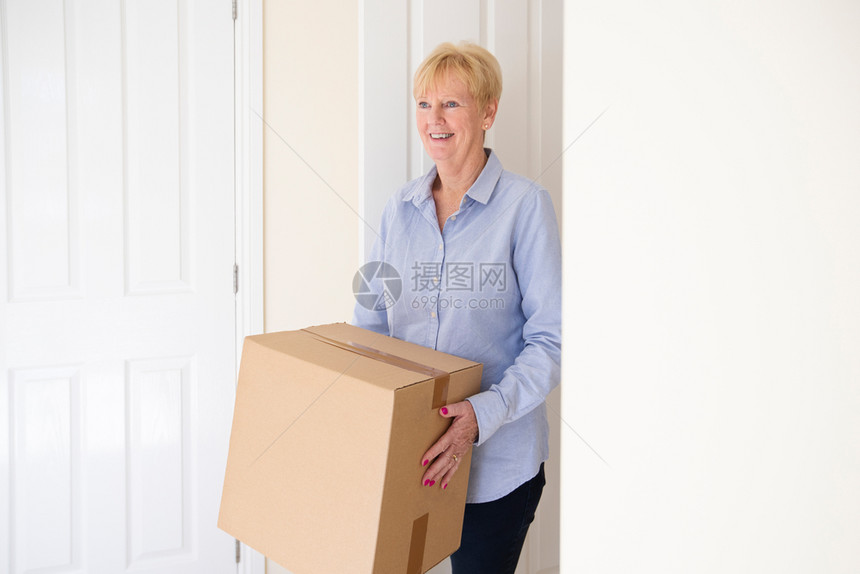 水平的人们天老年女在搬家日退休时降级背箱进新家图片