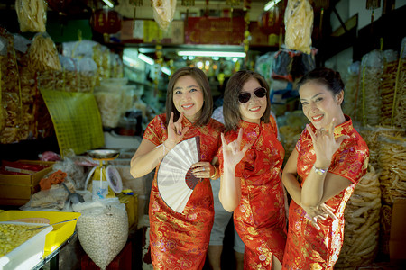 游客穿着传统服装的喜悦女在千秋镇微笑着脸模型泰国图片