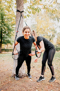 公园外与trx一起训练的女公园外与trx一起训练的女锻炼户外拉紧图片