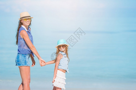 女母亲士小可爱孩和年轻妈在热带海滩的妈还有女儿在海滩上绿松石高清图片素材