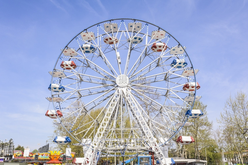 Ferris轮子在郡集市上天空在幕后经典的摩天轮孩子图片
