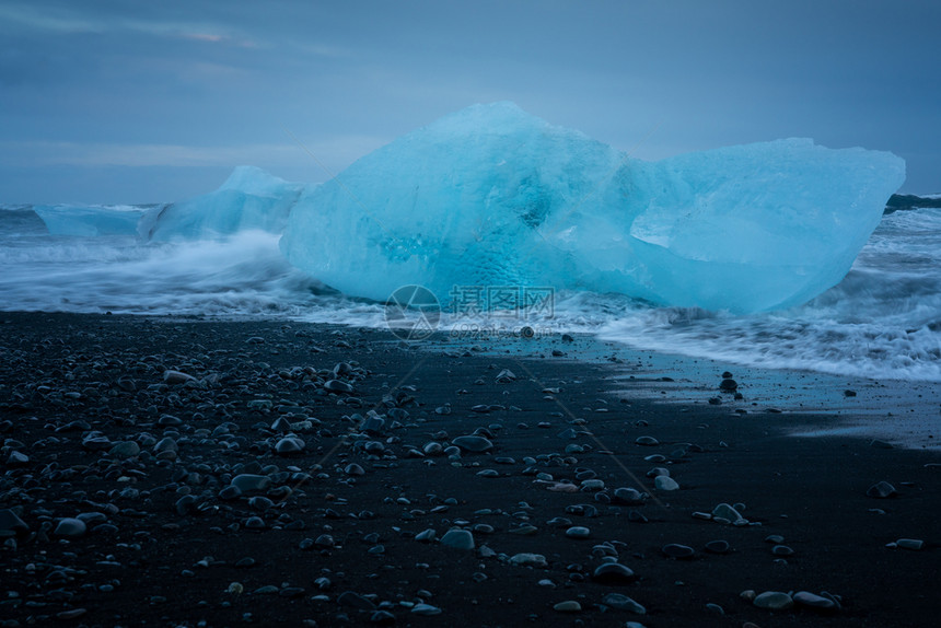 黄昏农村目的地冰岛约库尔萨隆钻石海滩的冰山图片