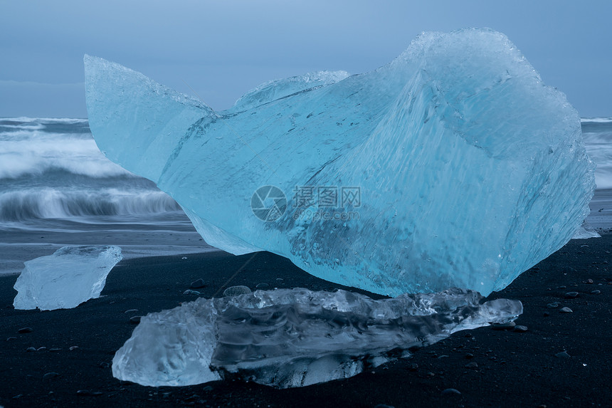 变暖冰岛约库尔萨隆钻石海滩的冰山沿暮图片