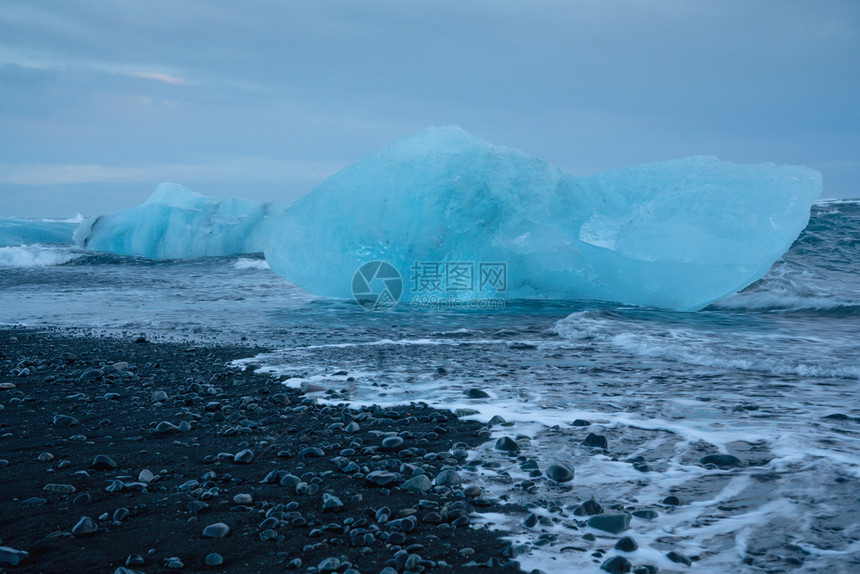 冰岛约库尔萨隆钻石海滩的冰山沿旅行游图片