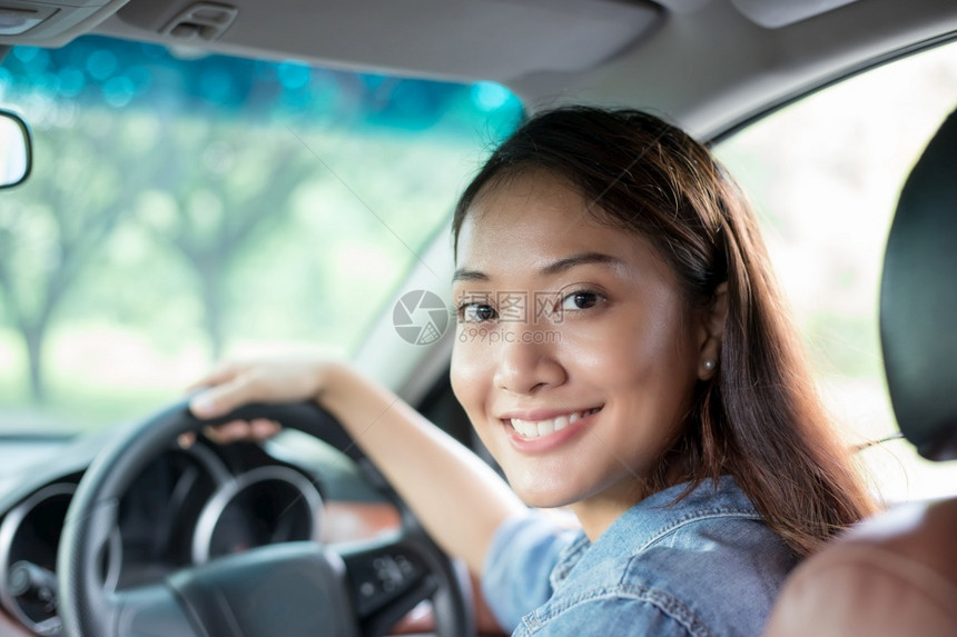 窗户男人家庭美丽的亚洲女在路上驾车旅行时微笑和愉快地开车图片