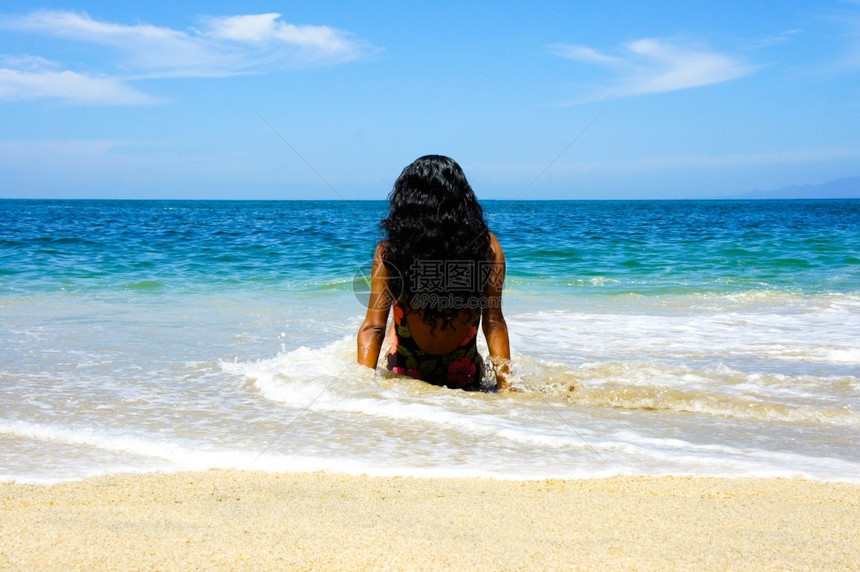 天堂身体女拉丁人在巴亚尔塔港海滩的浪中放松图片