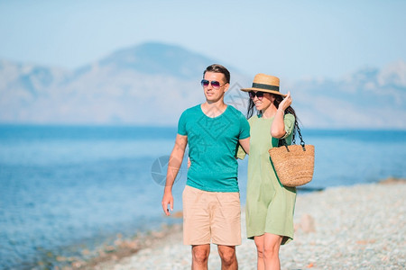 在海滩度假的快乐情侣暑假期间在白色海滩度假的年轻情侣游客热带年轻的图片