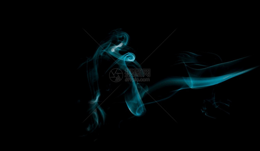 抽烟黑色背景上的蓝烟雾火灾设计黑色背景上的烟雾火灾设计黑暗的透明图片