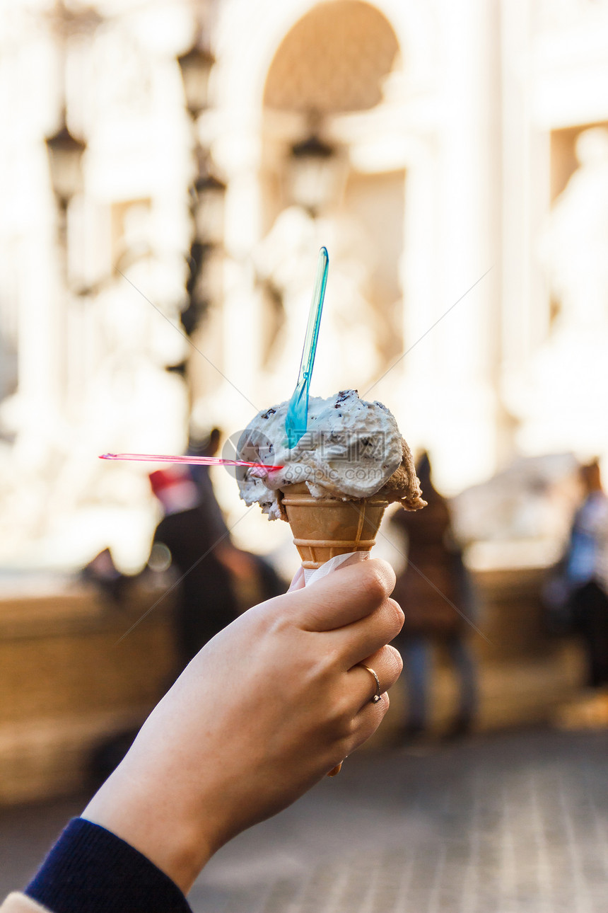 熔化手握冰淇淋在特雷维喷泉旅行锥体图片