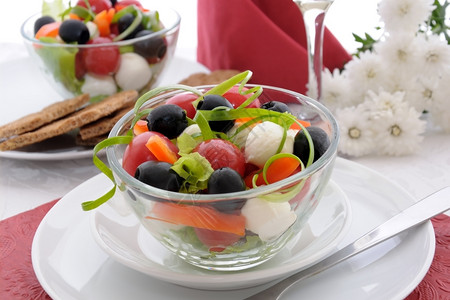 生菜沙拉樱桃西红柿橄榄和辣椒马扎里拉餐饮细节装饰风格图片
