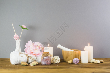 发光蜡烛磨砂瓶花水疗石研钵杵木桌面高分辨率照片品质石头的瓶子图片