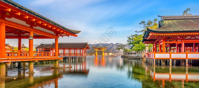 鸟居宫岛日本著名的漂浮托里城门地标漂浮的背景图片