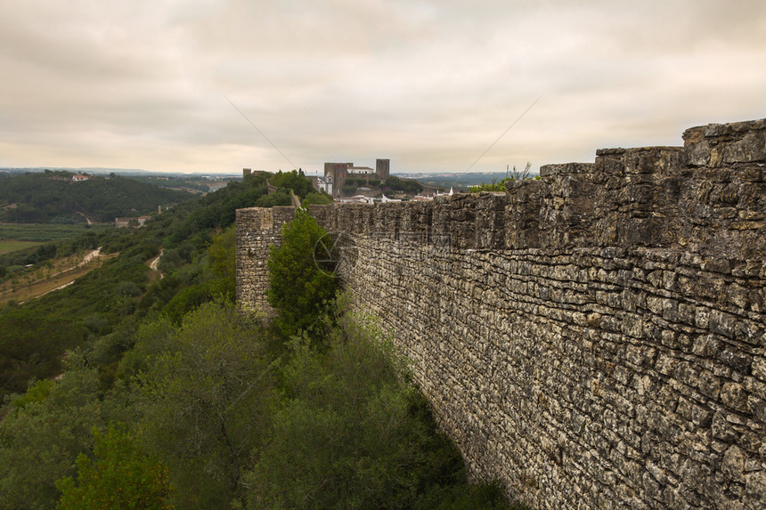 游客葡萄牙Obidos村中世纪城堡和墙壁地标建筑学图片