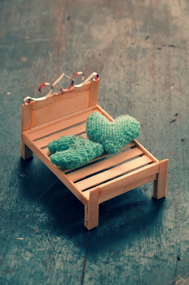 木制的两颗心要在一起情侣像插图一样相爱照顾和护绿色心放在手工制作的迷你家具上作为椅子摇摆在木本底床上抽象的室内图片