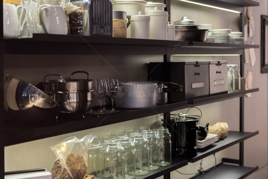 防锈的用具眼镜专业厨房的棚子和许多锅罐板其他天锡图片