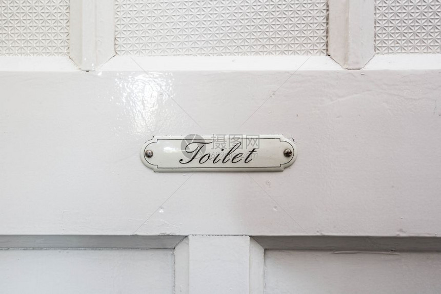 老式厕所标志白色木门上有厕所字样公共老式厕所标志白色木门上有厕所字样墙白色的绅士图片