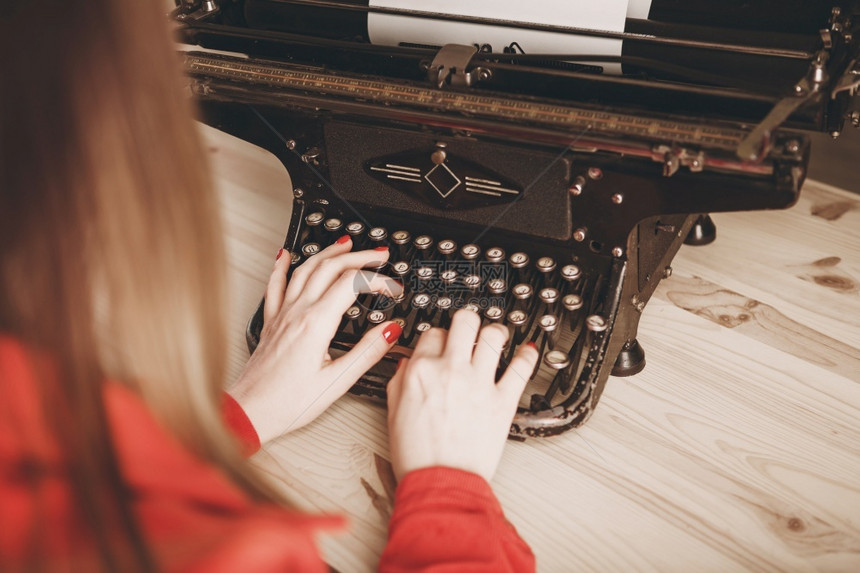 女士专业的技术使用打字机的年轻妇女商业概念Retro图片风格旧打字机秘书电话图片