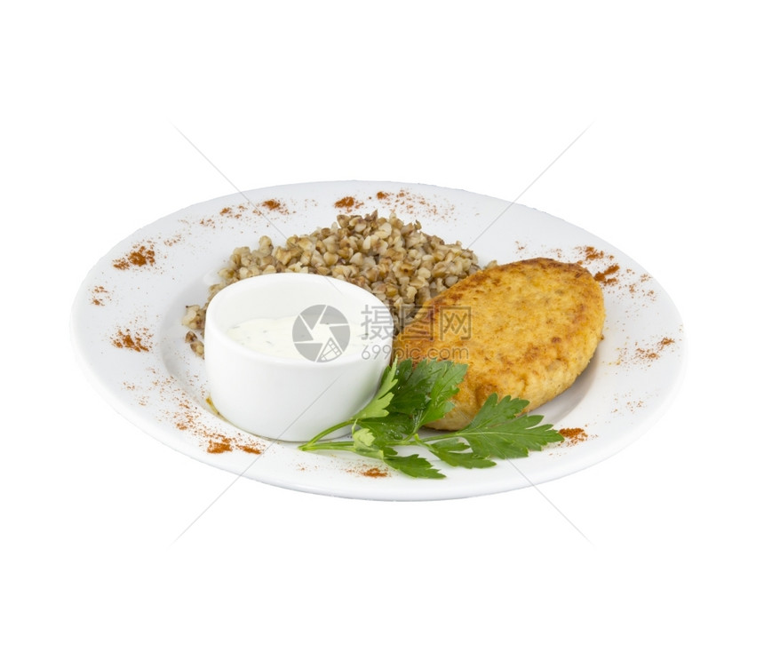 霍鲁任科大鸡切菜盘上配有酱汁和小麦的大鸡切菜板上装有孤立背景的肉片大鸡切菜配有酱汁和小麦晚餐蘑菇图片