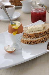 为了软煮鸡蛋加片燕麦面包和黄油早餐开胃饮食图片