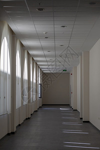 建造周长美丽的土耳其有白色吊盖天花板的建筑走廊背景图片