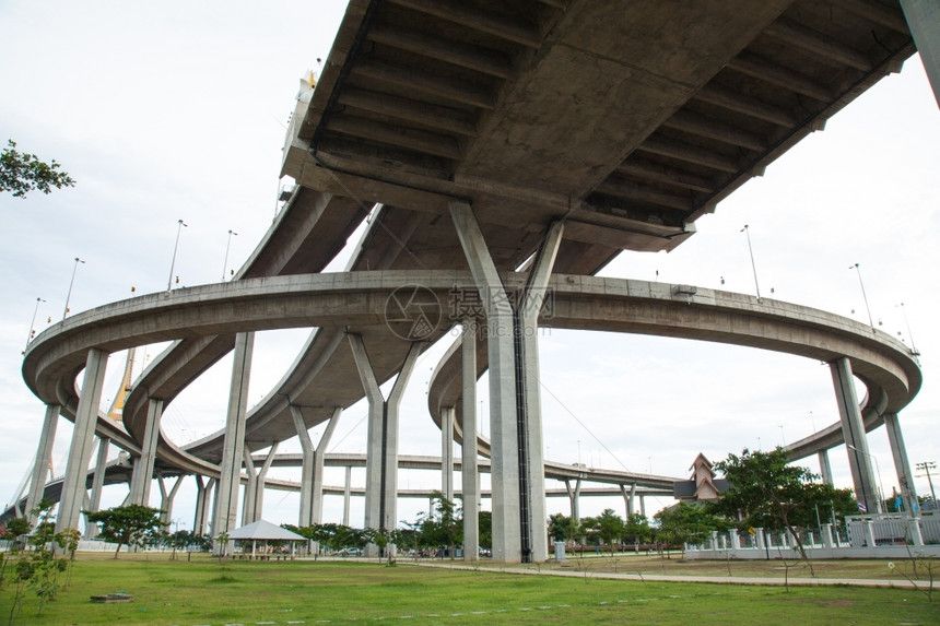 柱子通风曲线桥是一座汽车的梁它综合了一条通风曲线路户外运输图片
