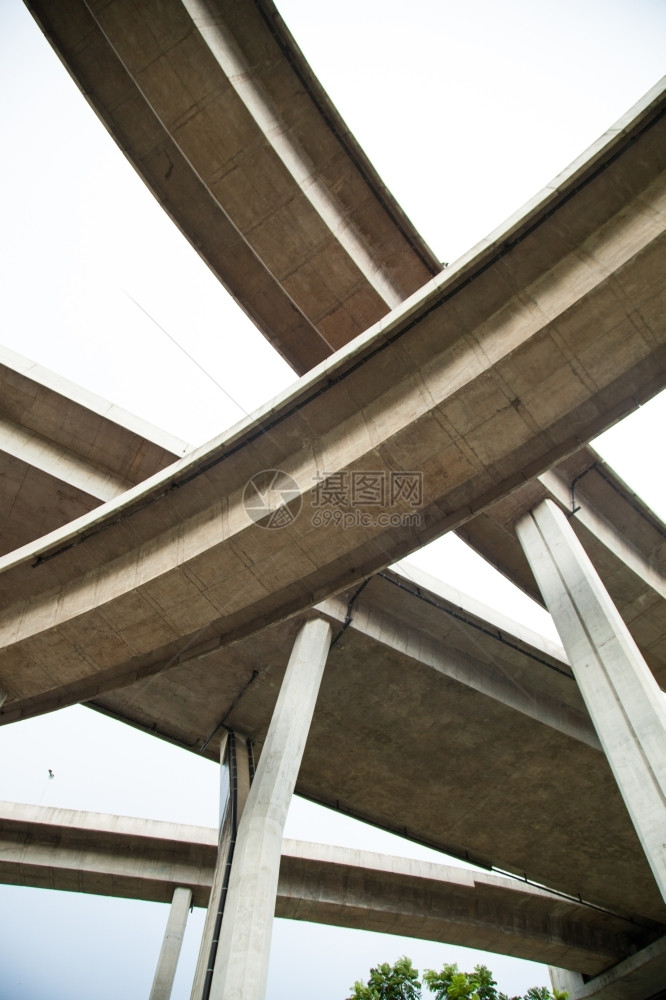 高的通风曲线桥是一座汽车的梁它综合了一条通风曲线路穿越建造图片