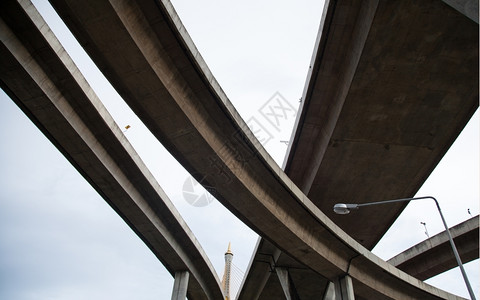 高的立交桥通风曲线是一座汽车的梁它综合了一条通风曲线路流动图片