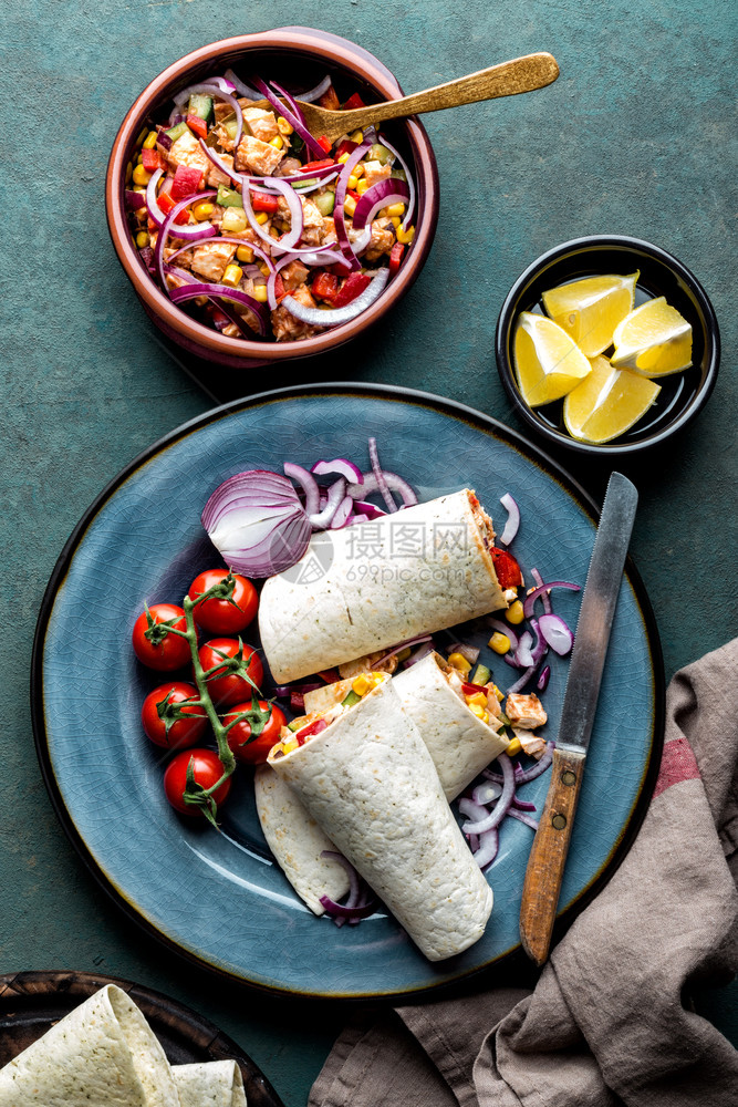 肉类和蔬菜墨西哥传统烹饪快餐等杂鱼包着裹食物美图片