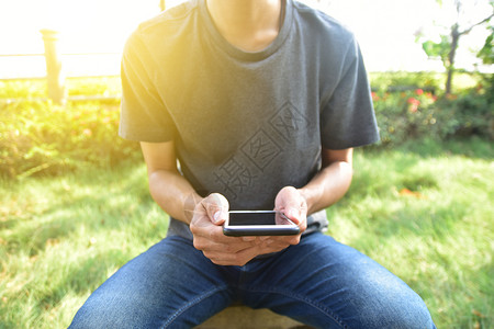 无线的学生技术男子在网上使用智能应程序持有移动智能手机在网络上使用智能应程序游戏高清图片素材