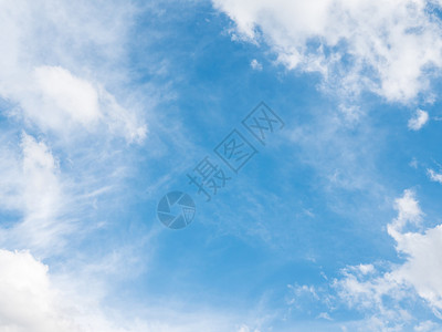 美丽的缩合流动清蓝天空与薄青云在夏季时间可复制空图片