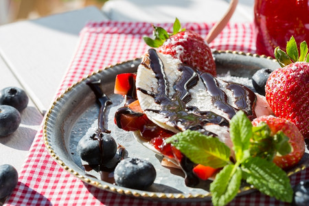 美味的薄荷加草莓果酱的煎饼和加巧克力的蓝莓馅图片