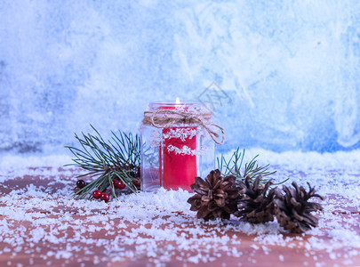 红色的季节圣诞和新年背景有蜡烛fir树枝锥子和雪装饰快乐的高清图片素材
